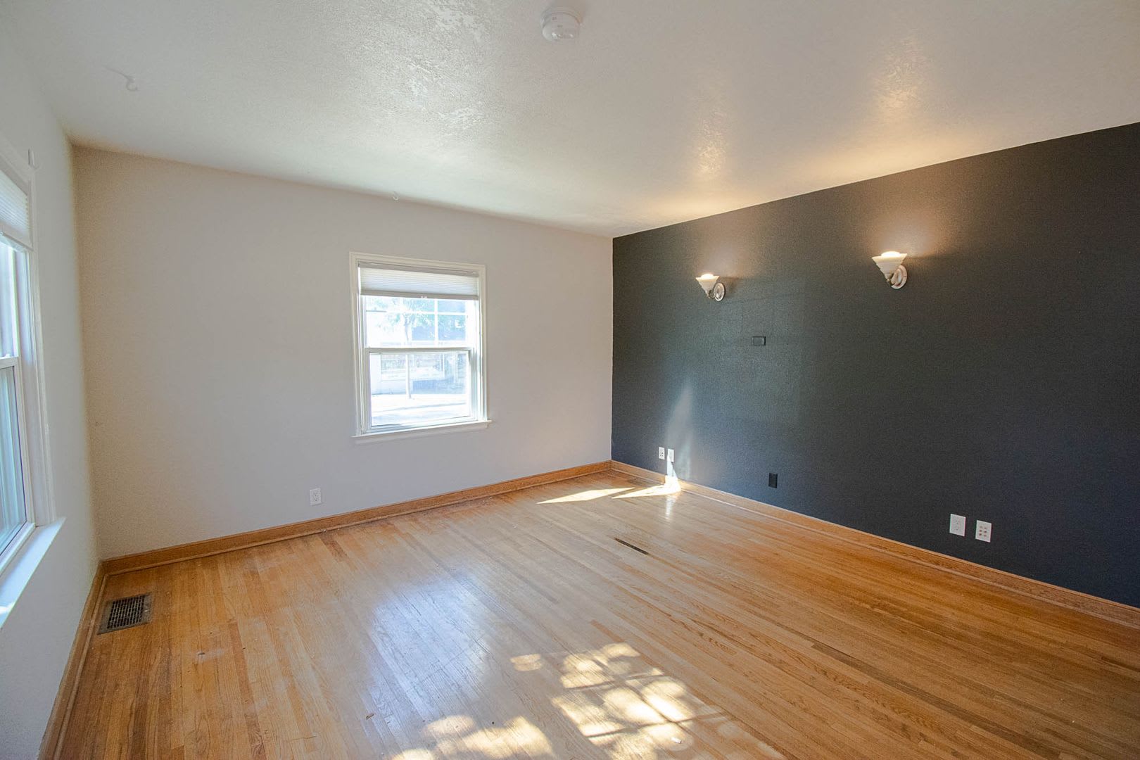 Charming 3-Bedroom 1-Bath Home Available For Rent – photo 2