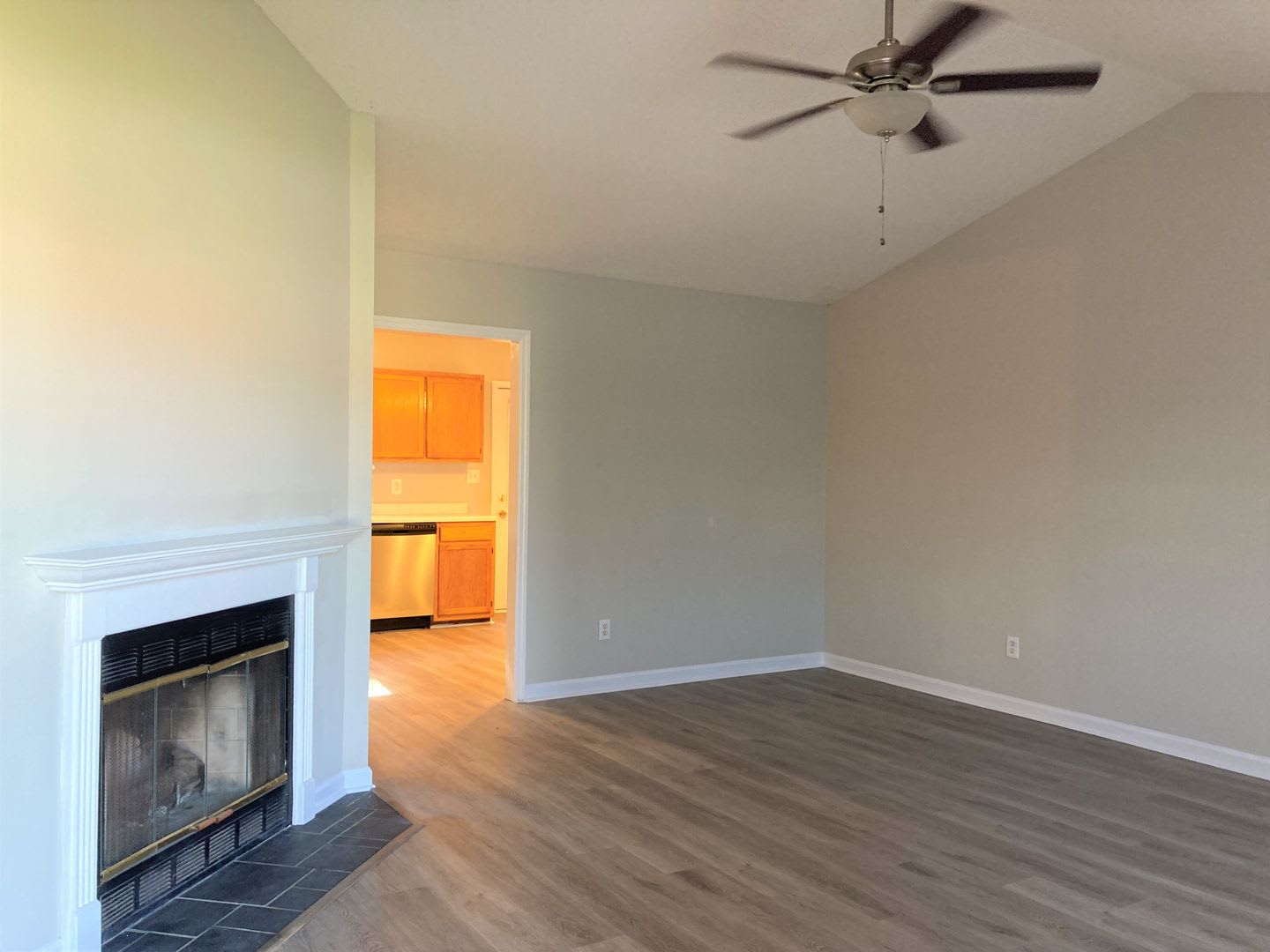 Charming 3 Bed 2 Bath Fenced In Home – photo 2
