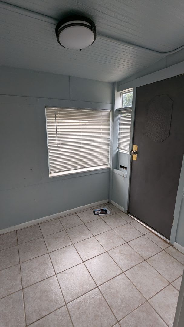 2-bedroom home close to shopping and transit – photo 2