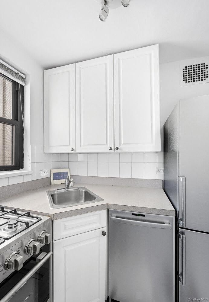 110 E 36TH Street – photo 3