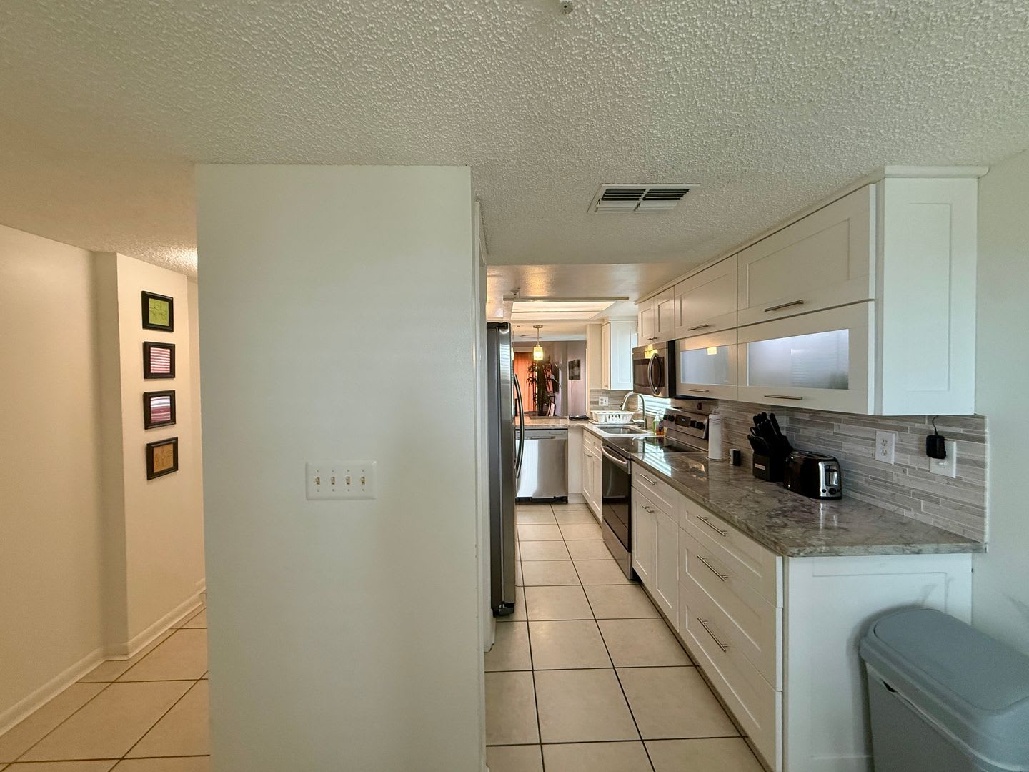Beatifully updated Beach condo FULLY FURNISHED ANNUAL RENTAL 2/2 – photo 3