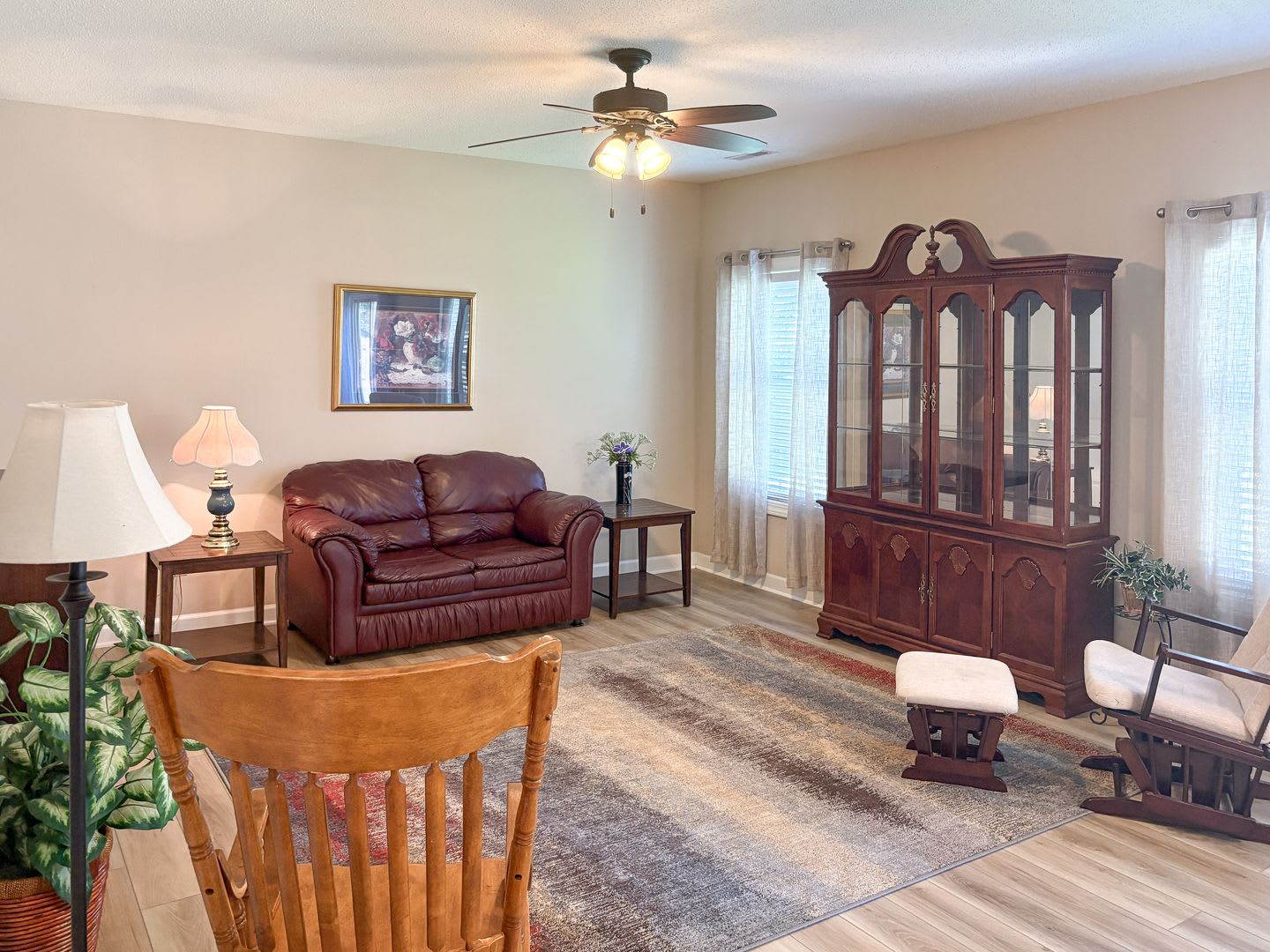 Fully Furnished 4 Bedroom Home With A Stocked Kitchen Fenced Yard And 2 Car Garage – photo 4