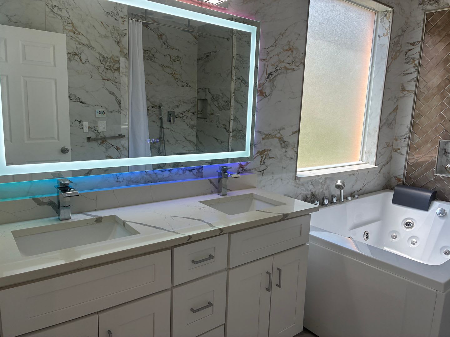 Beautiful Pool Home in Emerald Island – Premium Amenities Included! – photo 5