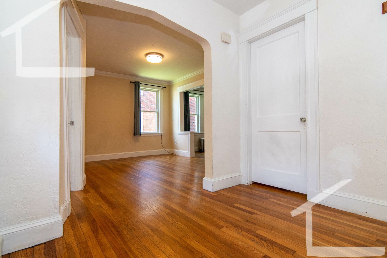 Great 3 Bed (1st Fl Duplex) Close to Green Line and Bus Stop – photo 2