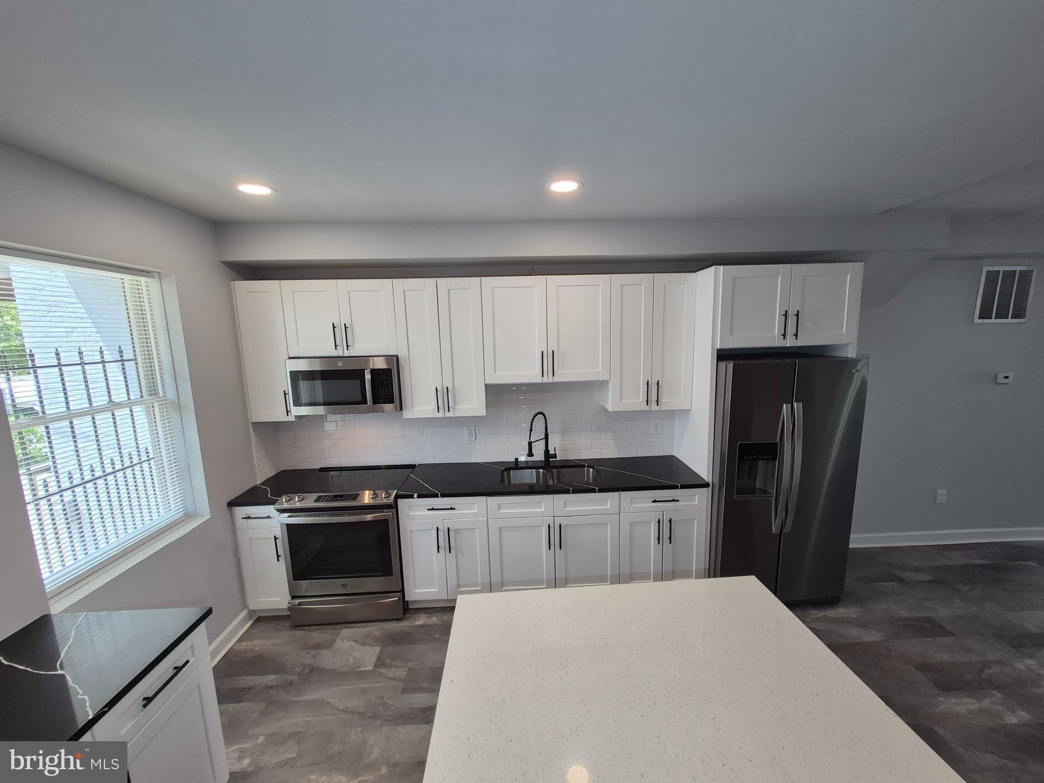 3103 E MONUMENT Street – photo 5