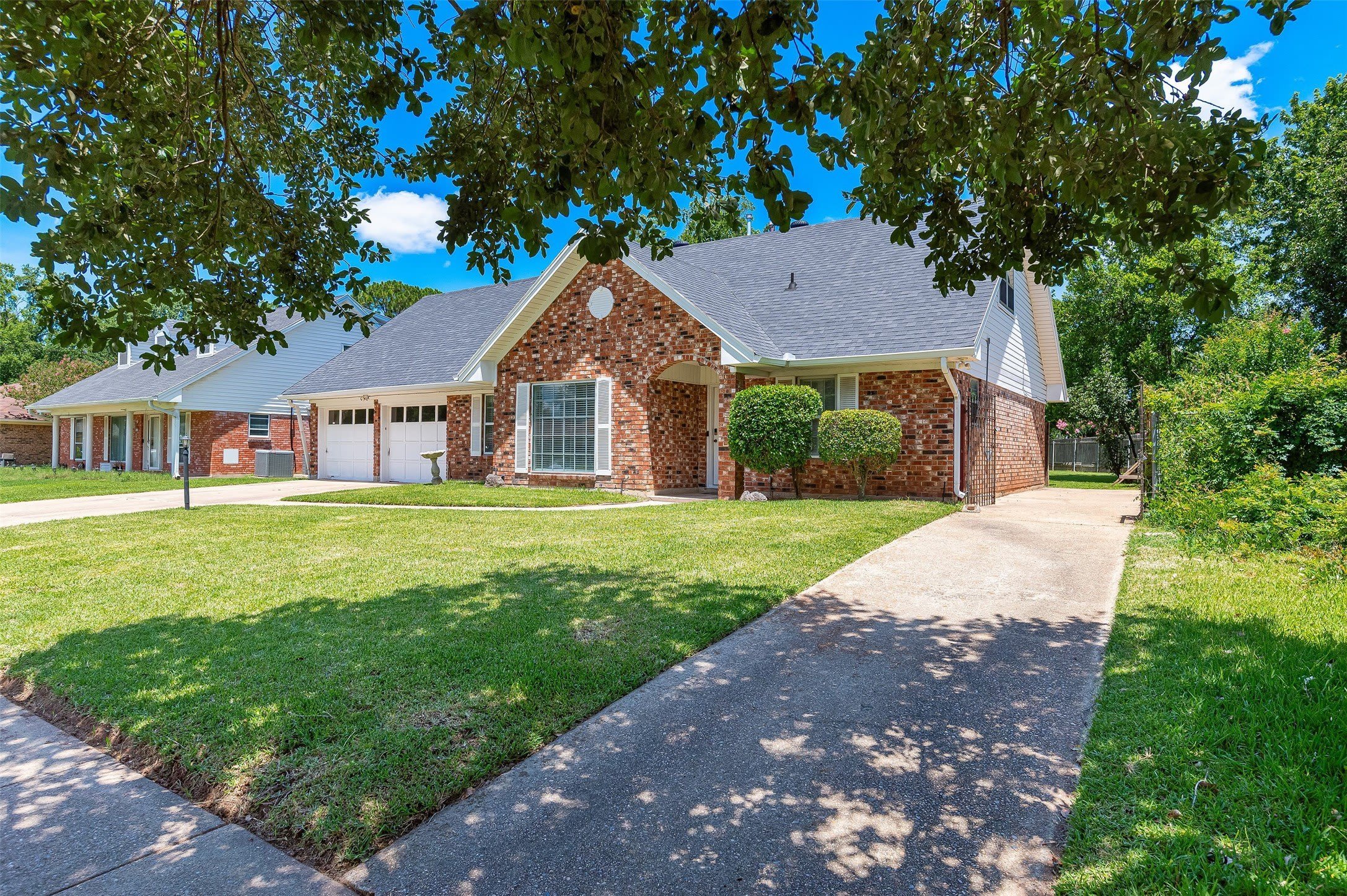 1554 Westbury Drive – photo 2