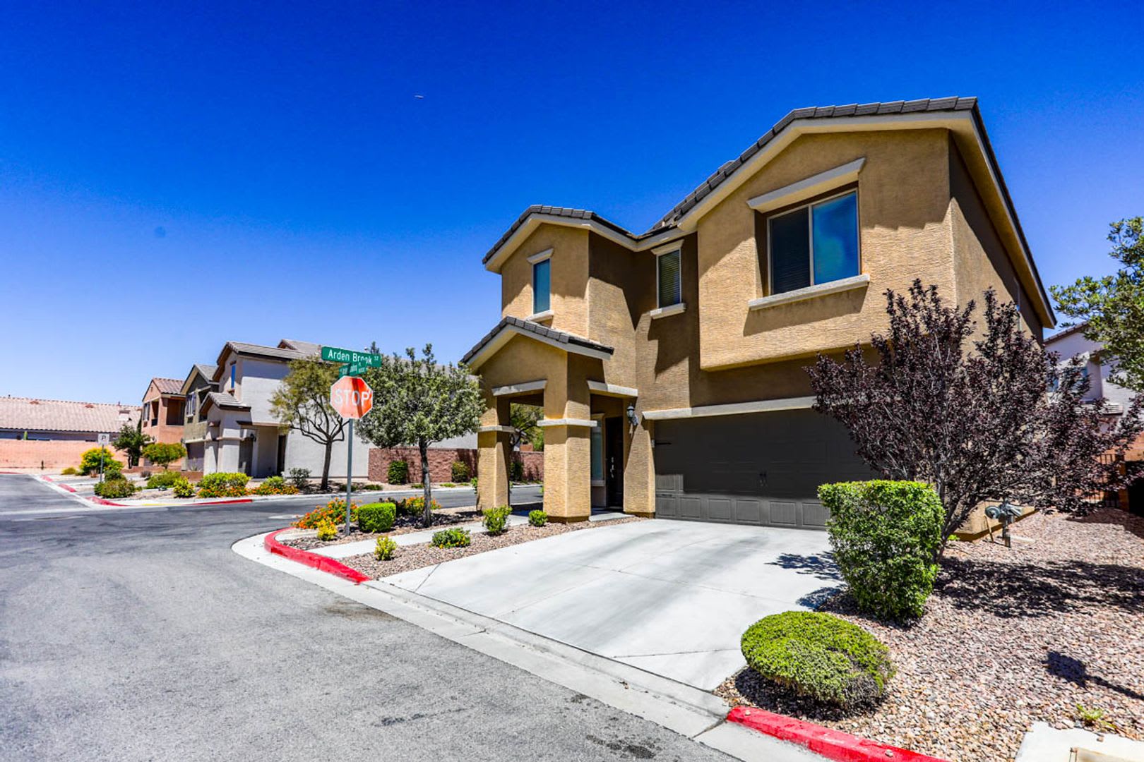 3 Bed, Den and Loft West Las Vegas Beauty – photo 3