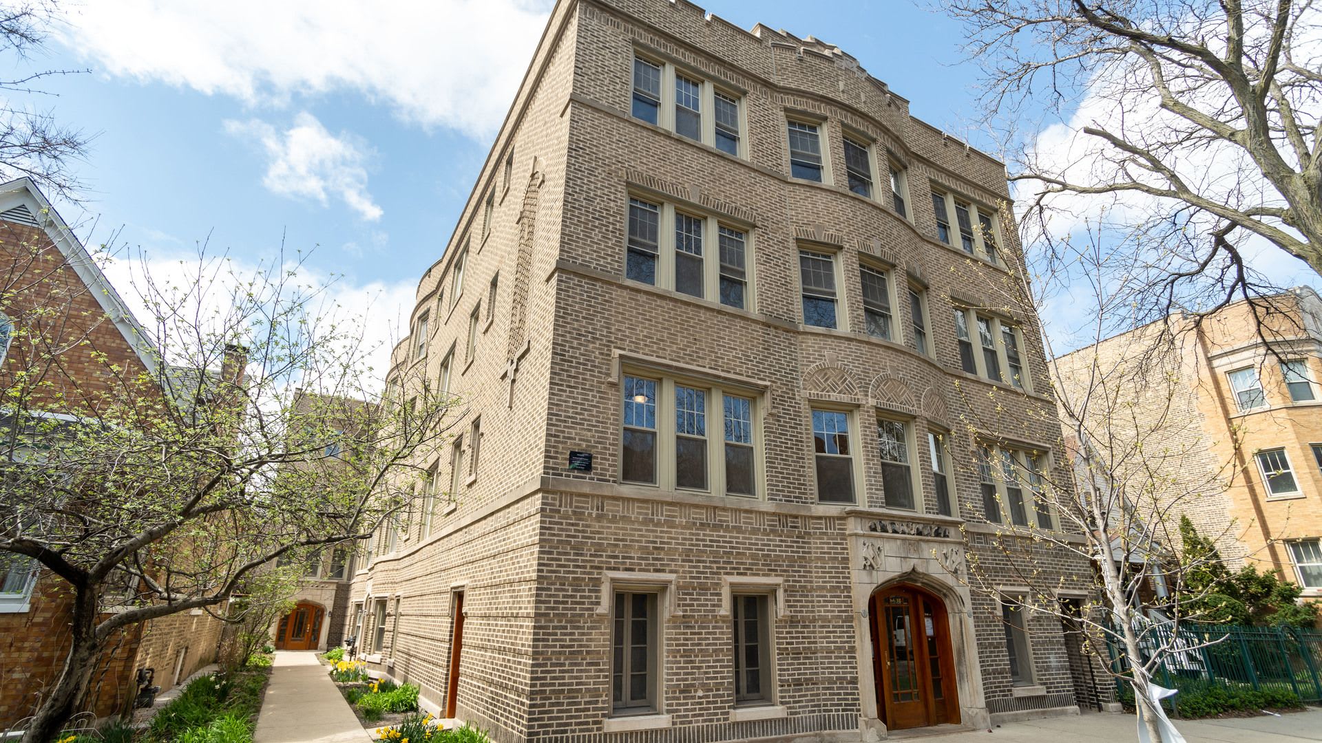 Bright and Sunny Updated 3-bed/1-bath near Loyola – photo 1