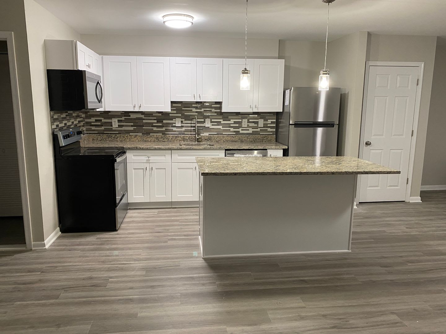 Spacious 1 Br Unit Near Dining and Shopping – photo 4