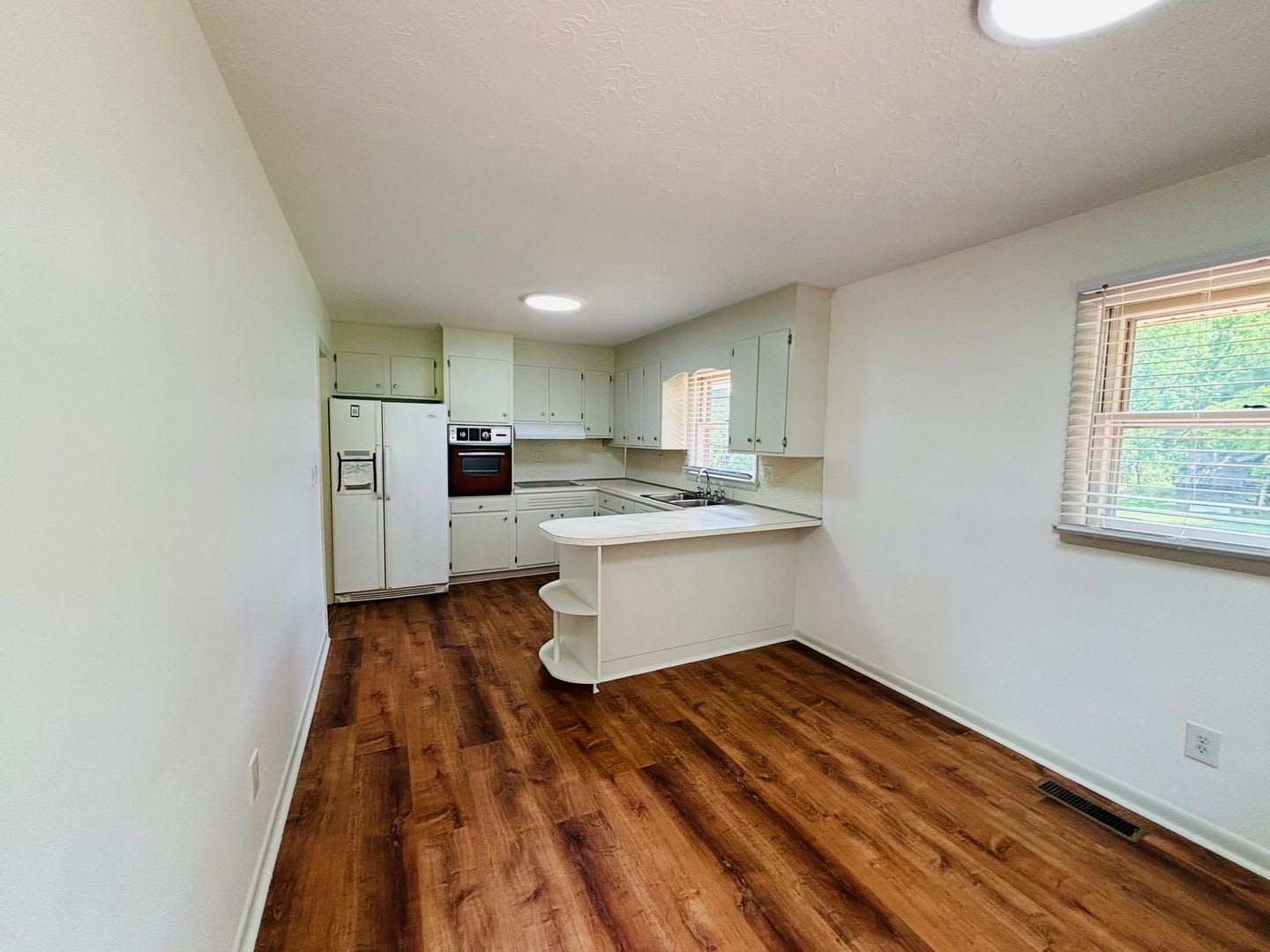 3 Bedroom, 2 Bath House with Huge Yard – photo 4