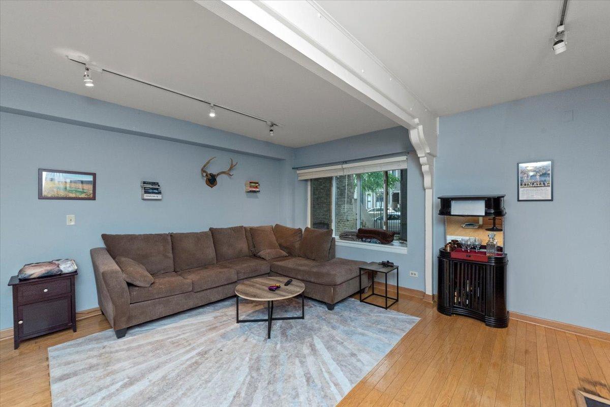 3223 N Kenmore Ave – photo 1