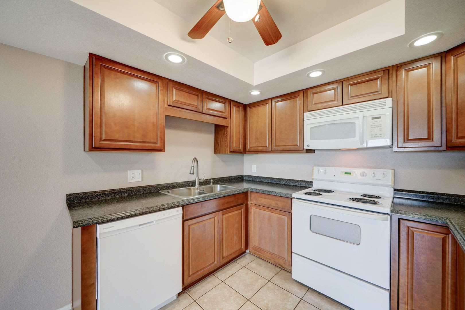500 Move In Special Scottsdale Shadows 2Bed 2Bath Condo Includes W T S Utilities – photo 4