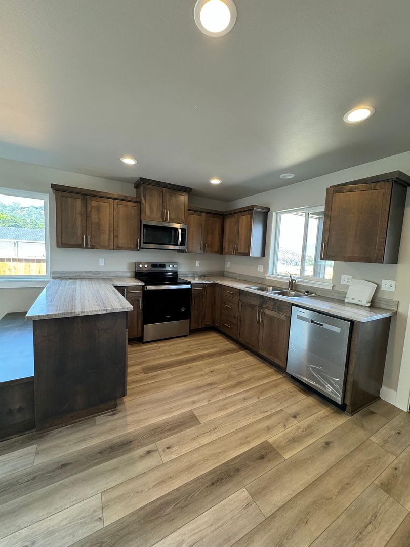 New 3 bedroom 2 1/2 bath home townhome on west side of Roseburg – photo 5