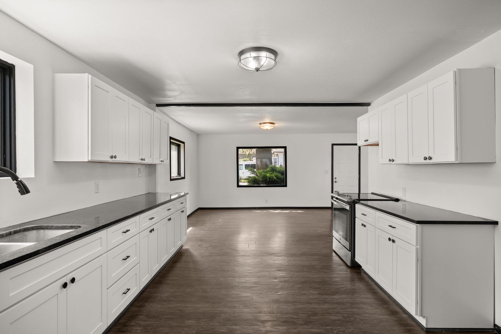 4 Bed 1.5 Bath Davenport Home! – photo 2