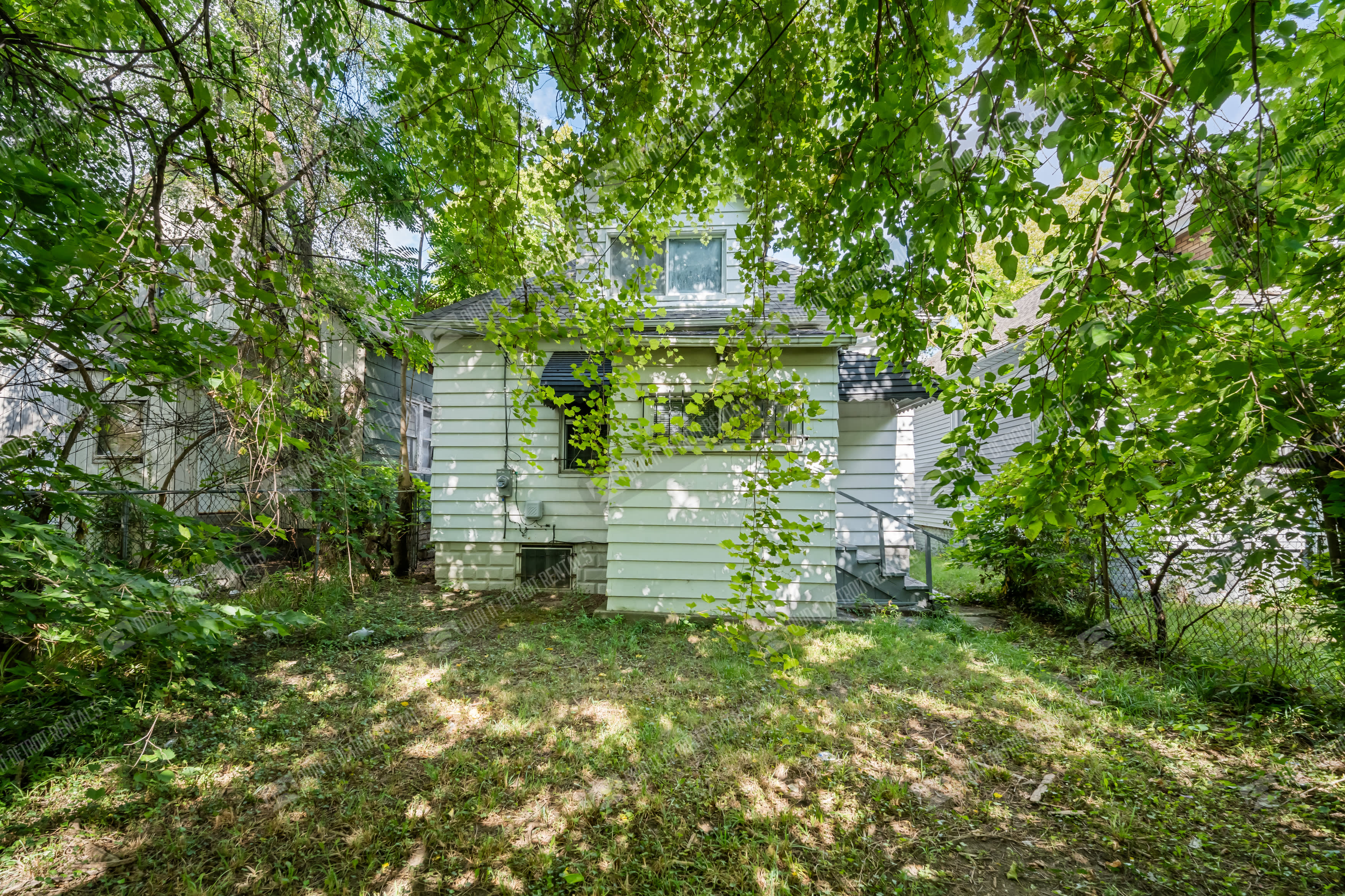 5571 Fairview St – photo 4