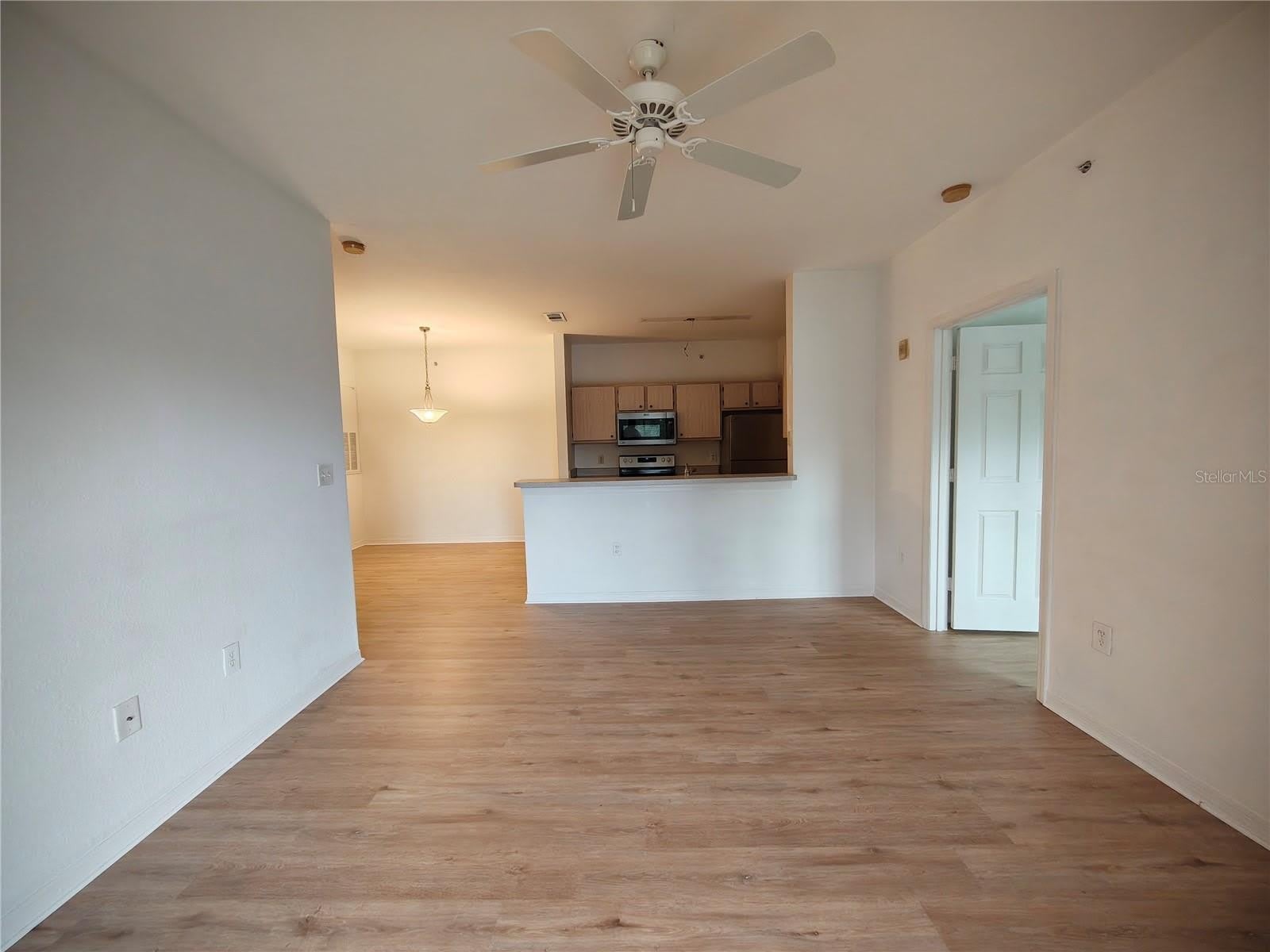 5471 VINELAND Road – photo 2
