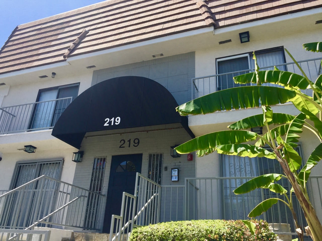 219 S Mairposa Apartments – photo 2
