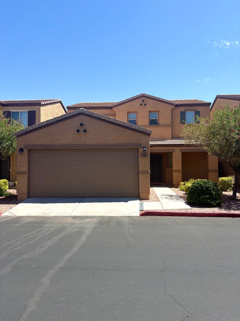 **STUNNING 4 BEDROOM/3 BATHROOM/2 CAR GARAGE/GATED COMMUNITY HOME IN MESA (SOUTHERN & LINDSAY)** – photo 1
