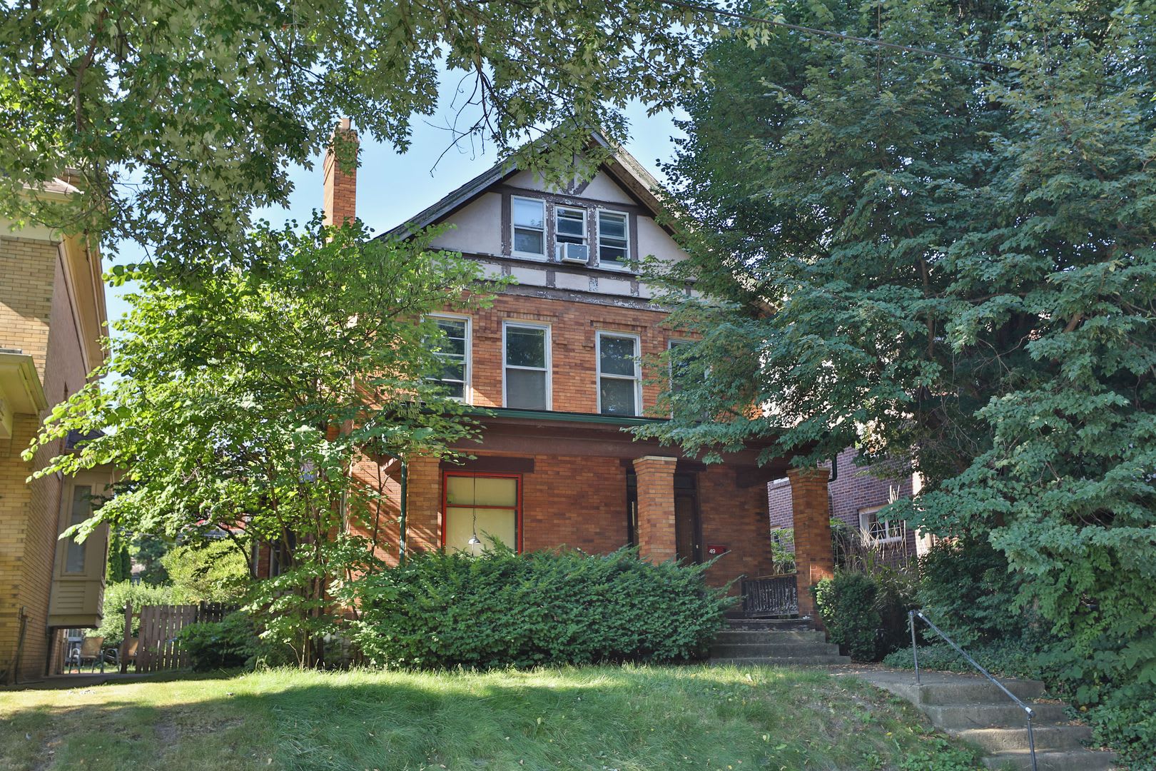 Discover your perfect newly renovated 8BR home at 49 E. Oakland Ave. – photo 1