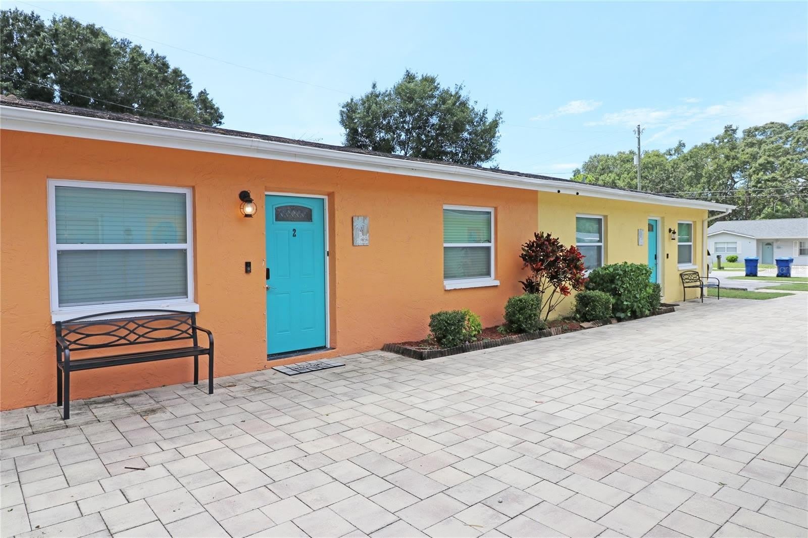 1635 GLADYS Street – photo 1