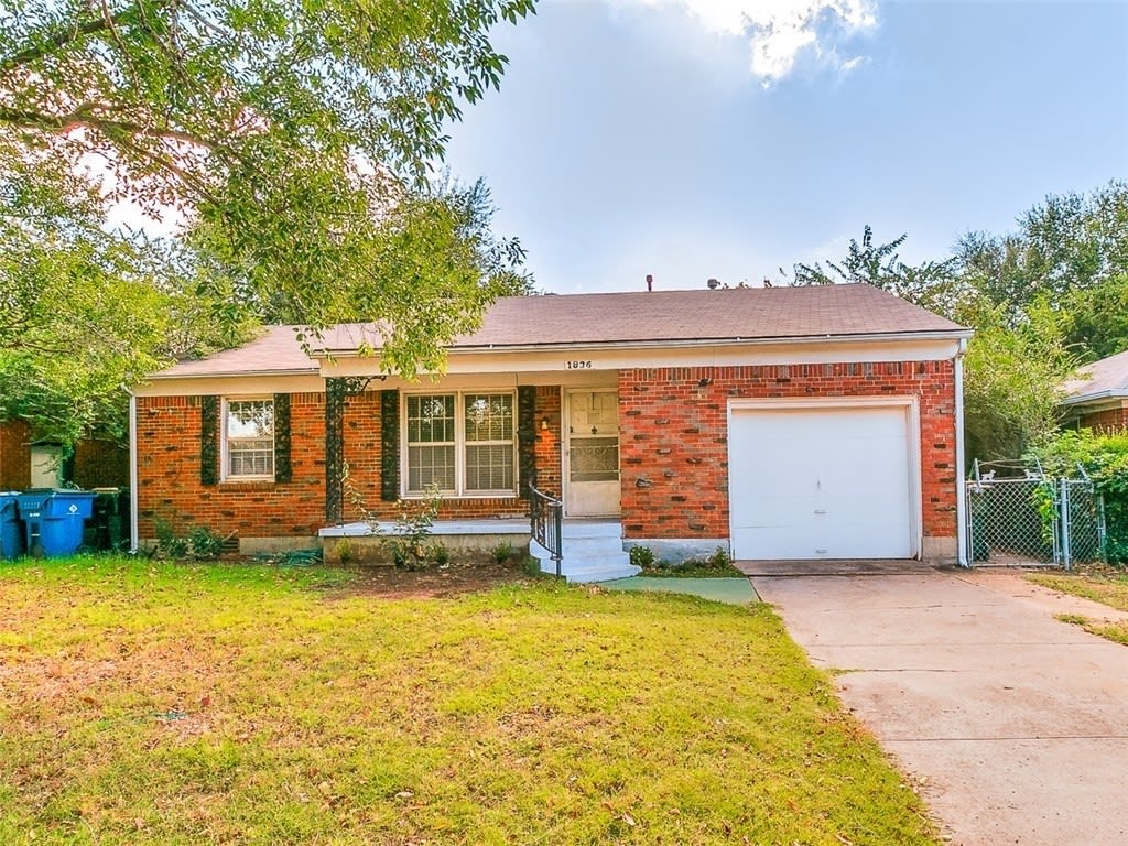 Cute 2 Bed 1 Bath 1 Car Garage – photo 1