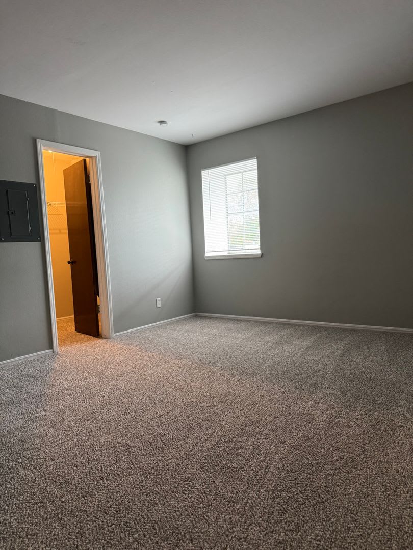 1 Bedroom 1 Bath Apartment Available – photo 2