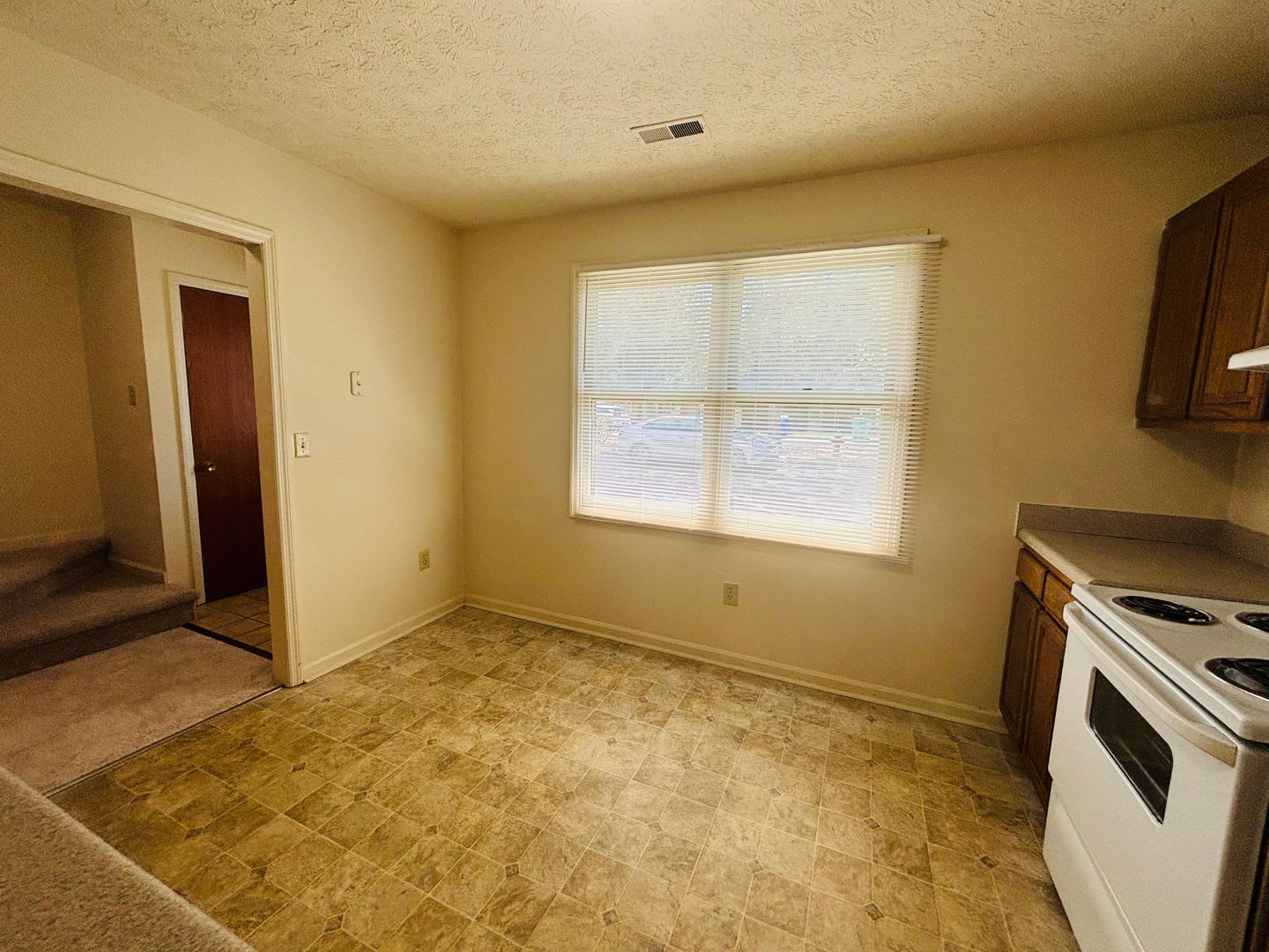 3 Bedroom, 3 Bath Townhouse – photo 3
