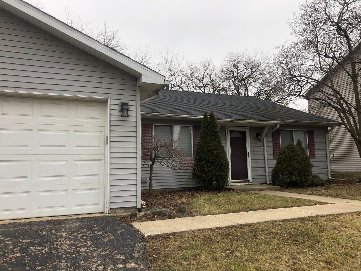 Freshly Painted 3 bedroom House in Bolingbrook! – photo 2