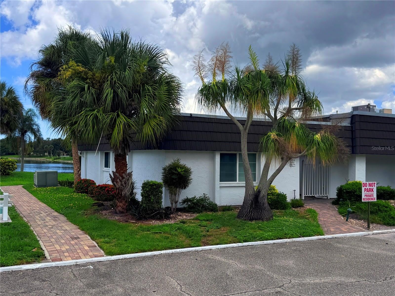 1213 GLEN OAKS Drive E – photo 1
