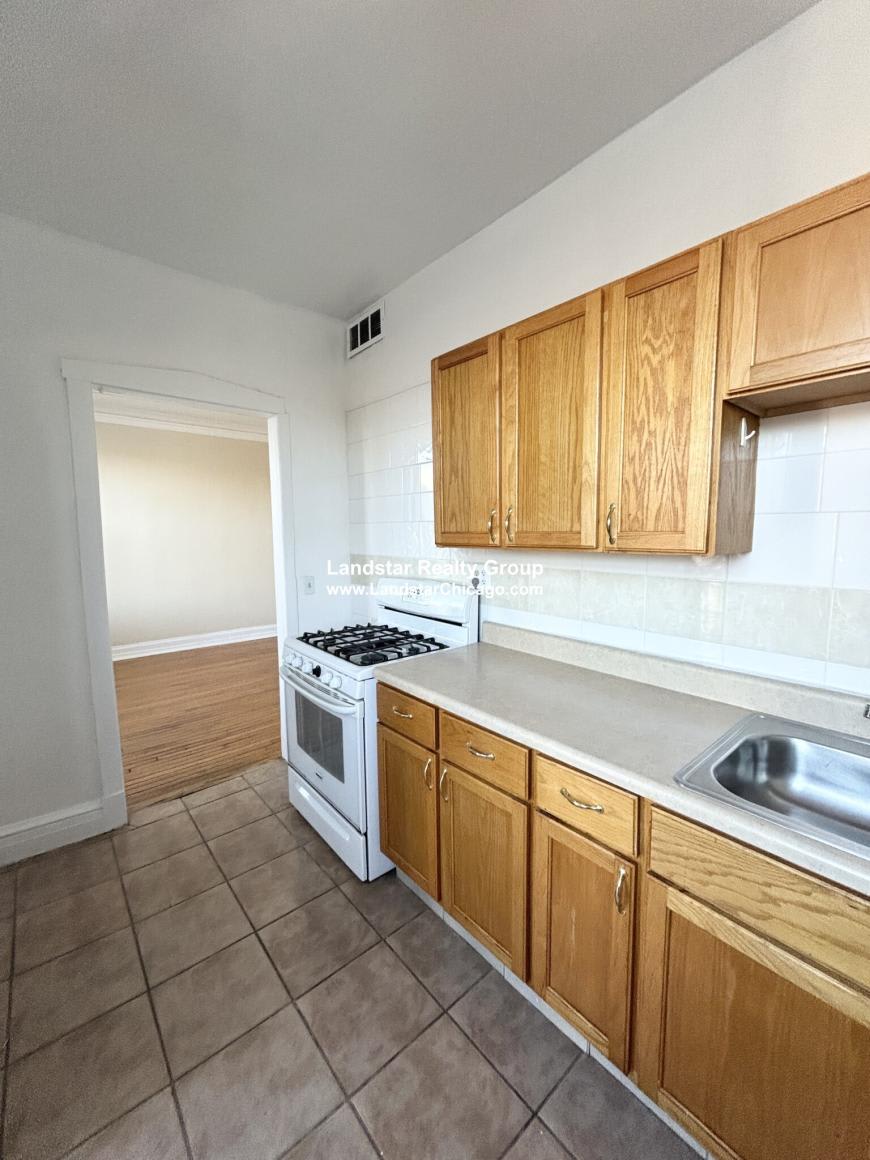 1670 W Pratt – photo 2