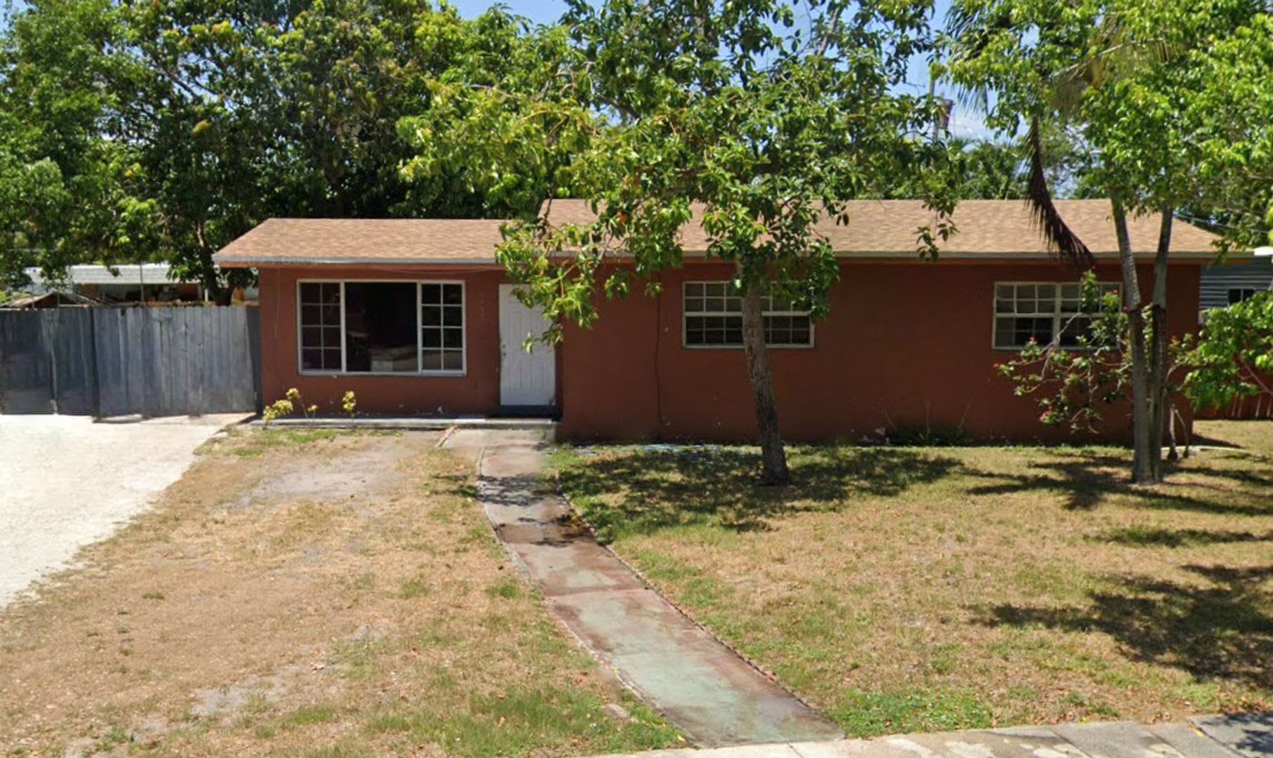Nice 4-2 House with Central AC & Backyard – photo 2