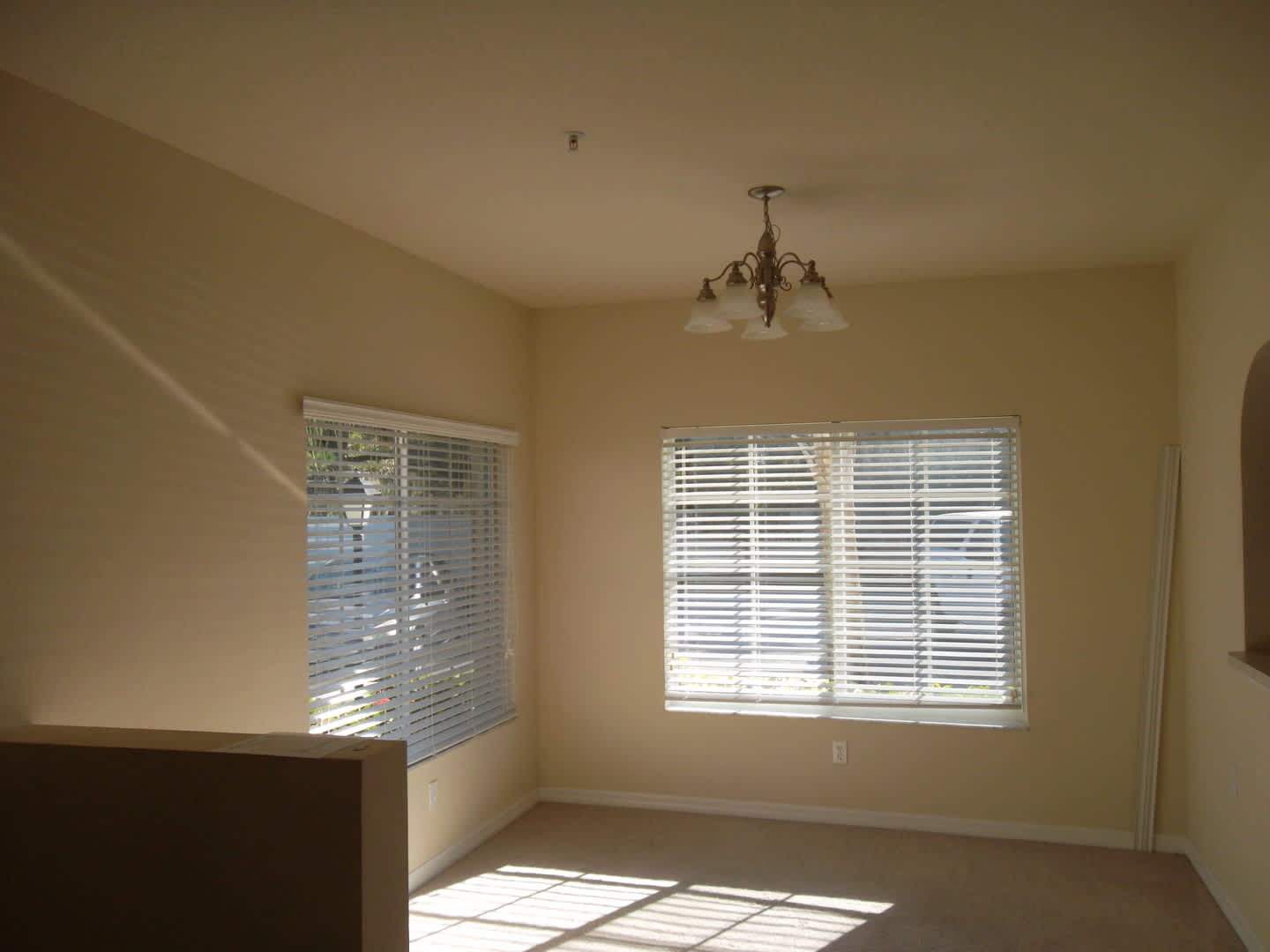 BEAUTIFUL TOWNHOME IN GATED COMMUNITY – photo 1