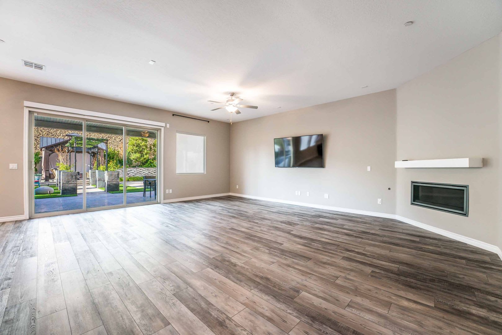 A stunning 4 Bedroom home nestled in the prestigious community in Henderson! – photo 3