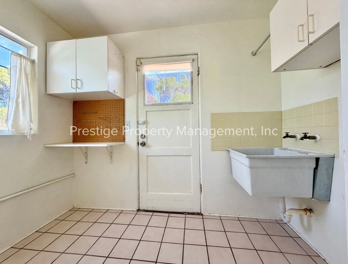 Spacious With Vintage Charm- 2/1 Centrally Located and Waiting For You! – photo 4