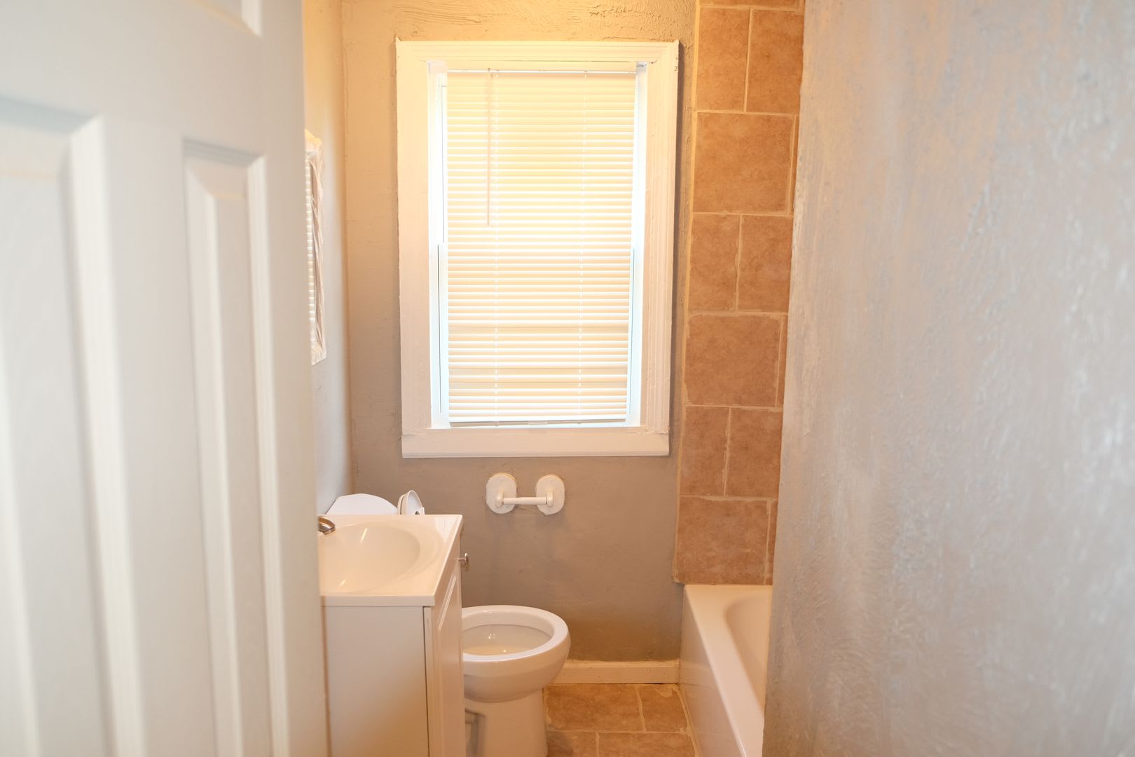 BEAUTIFUL HOME WITH 2 CAR GARAGE LOCATED IN QUIET NEIGHBORHOOD! – photo 5