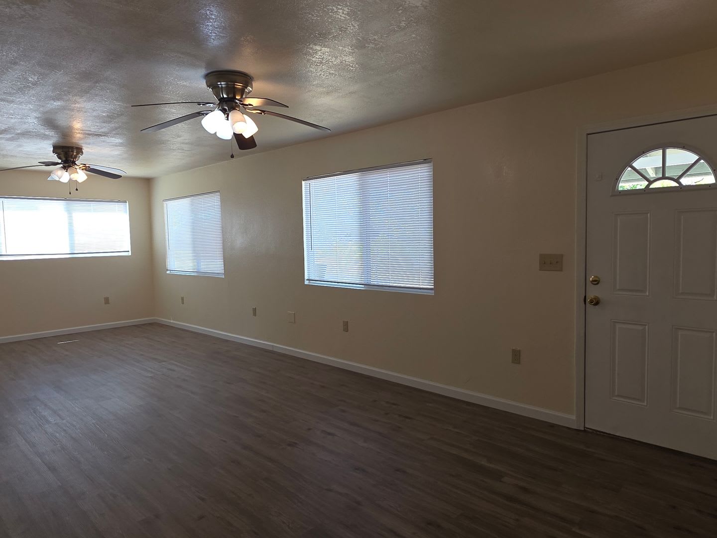 2 BED 1 BATH HOUSE WITH ALL NEW FLOORING IN HAPPY VALLEY – photo 3