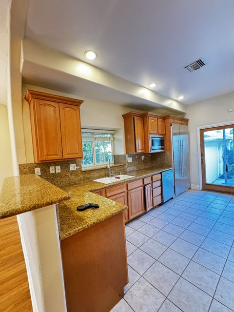 14320 Hortense Street – photo 4
