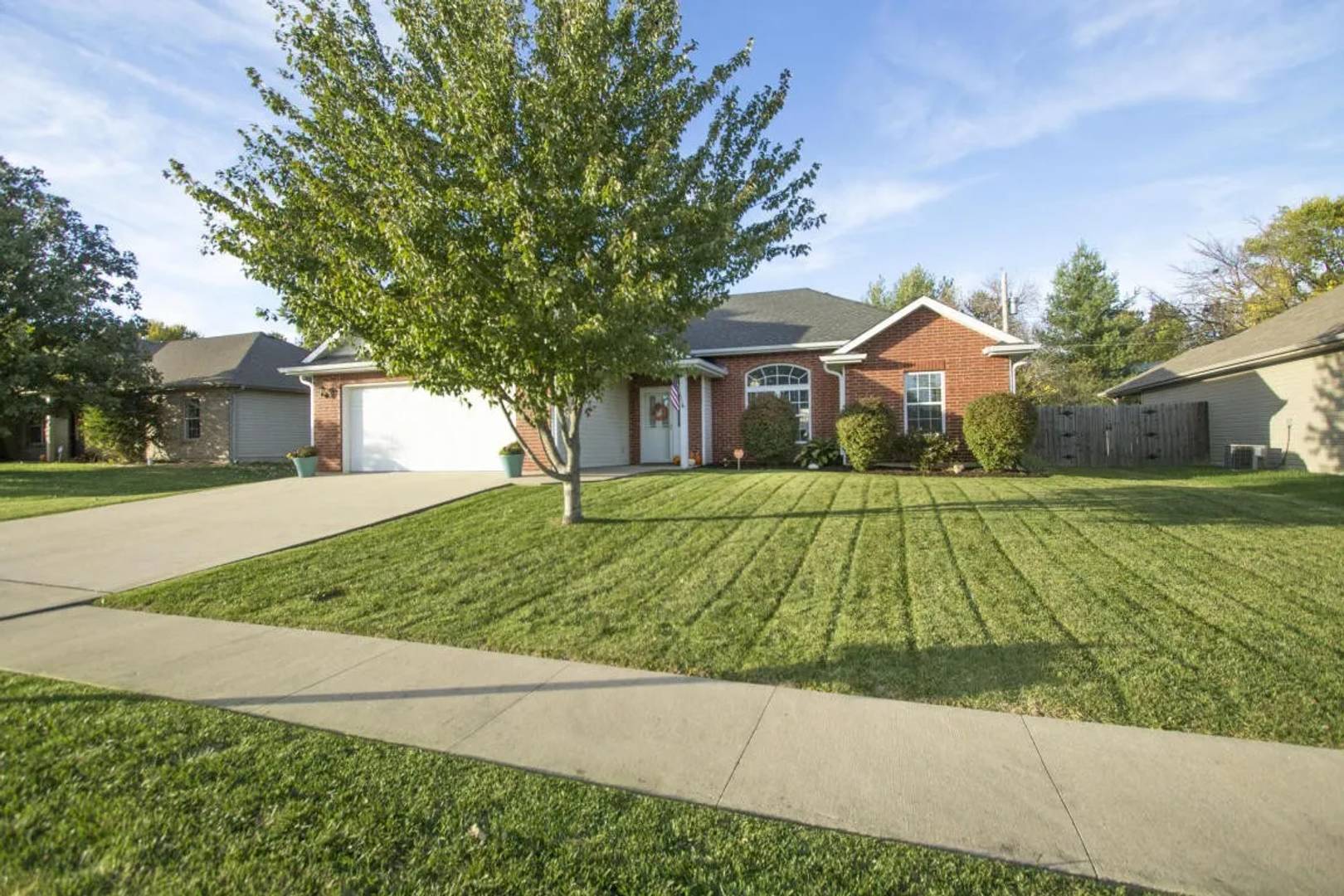 3 Bedroom Home Available W Fenced Yard – photo 4