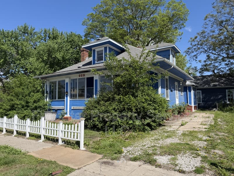 229 W Allen St – photo 2