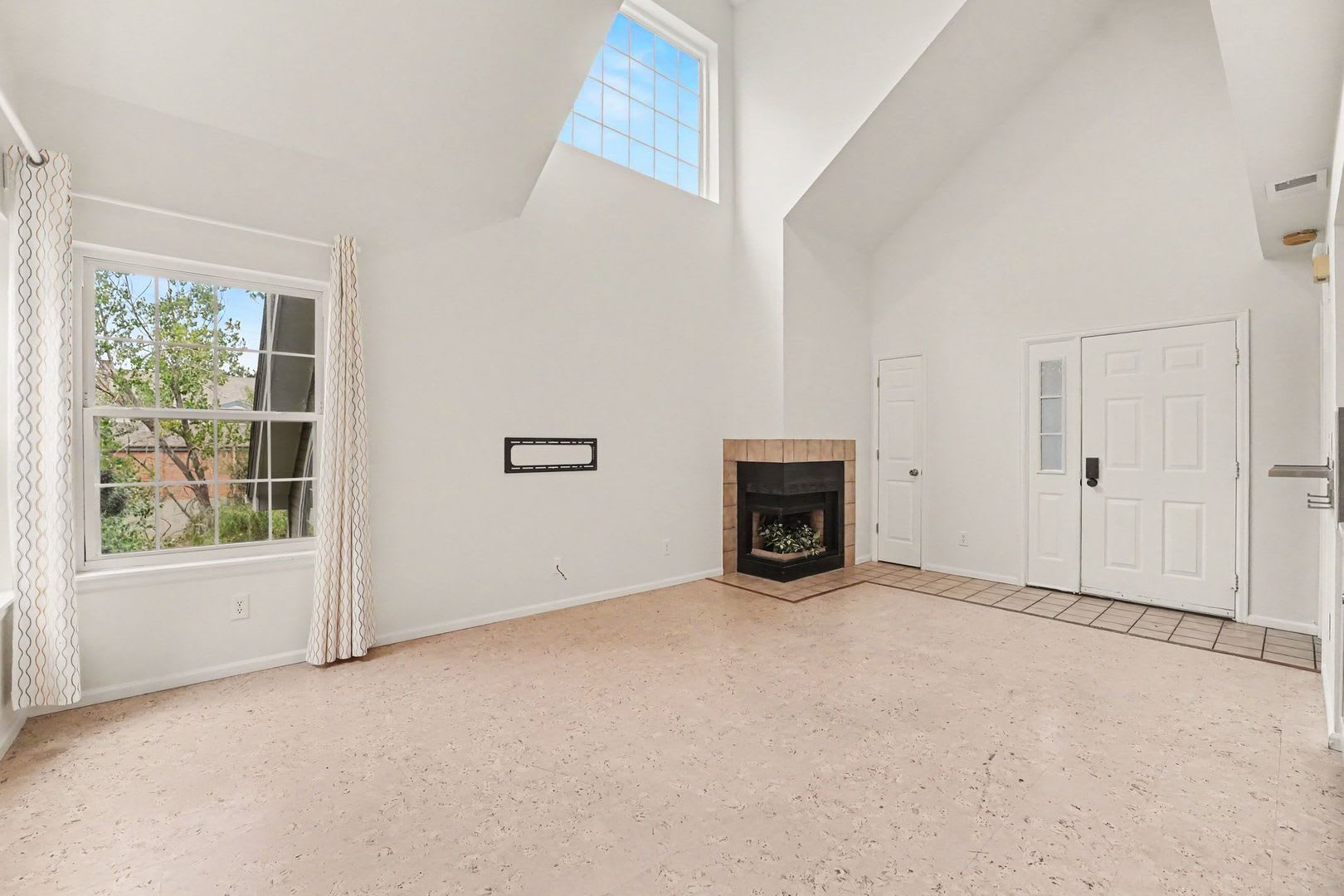 Bright Top-Floor 2 Bed, 2 Bath Condo with Loft & Vaulted Ceilings – photo 1
