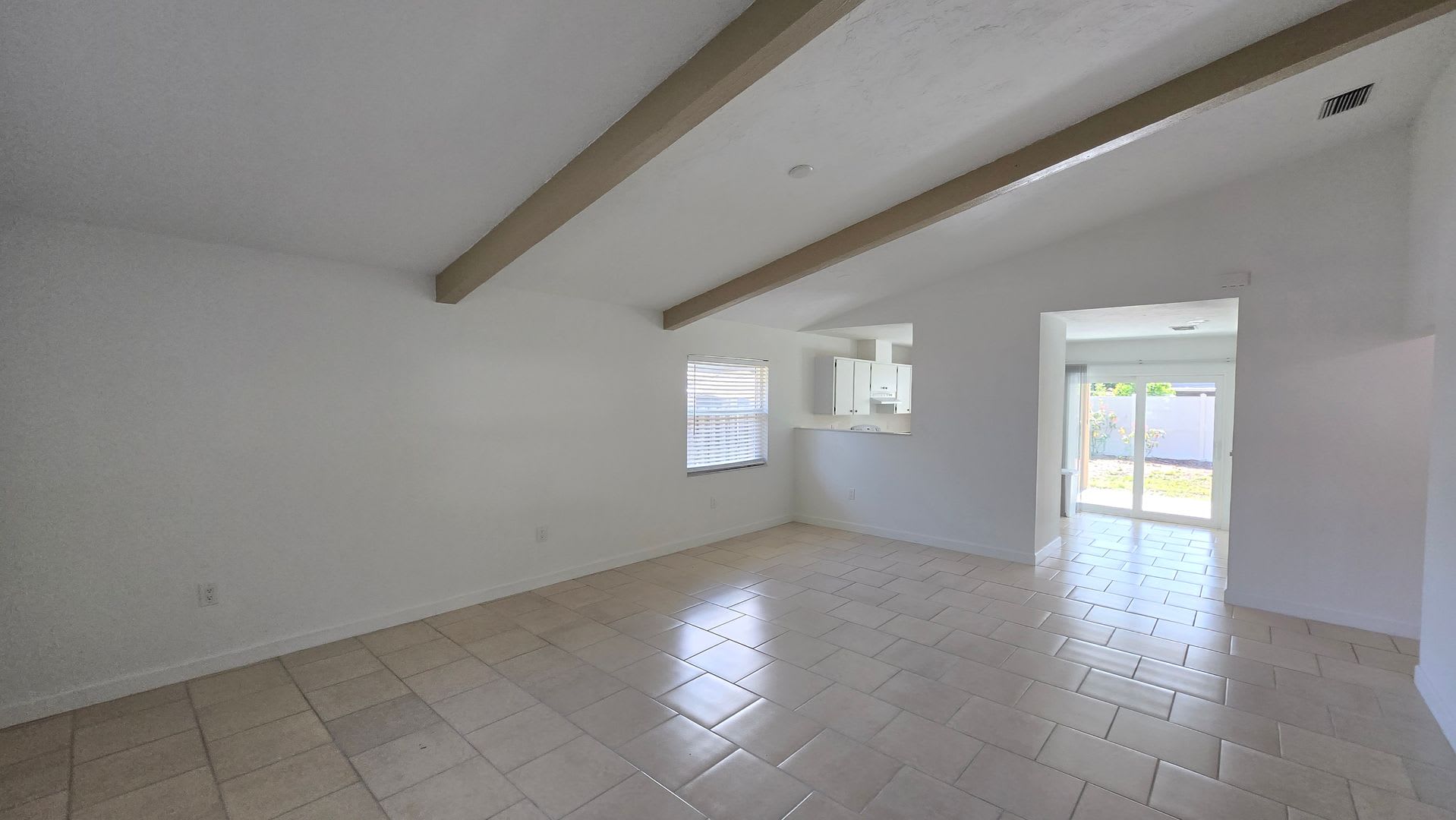 Charming 2BR/2BA + 1 car garage with Large Backyard in Sarasota – photo 3