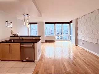 413 Main St Apt 5 – photo 2
