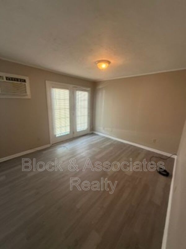 136 W. Pritchard St – photo 4