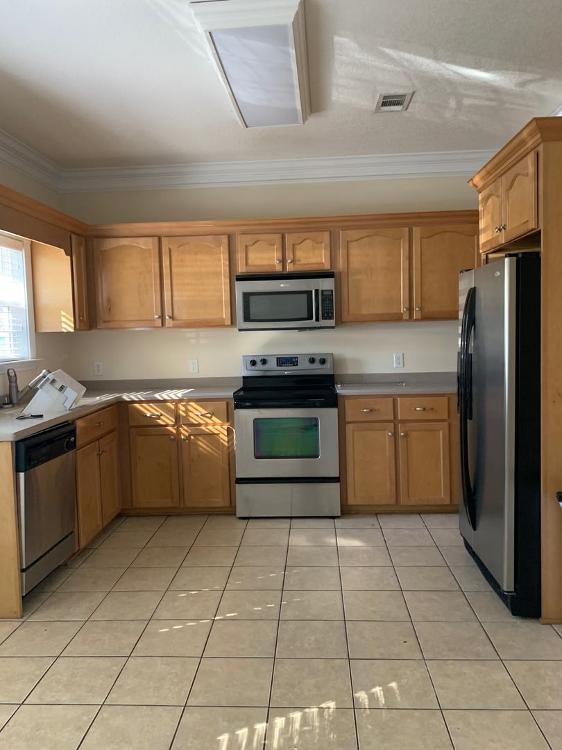 3 Bedroom Townhome with Open Living Space – photo 5