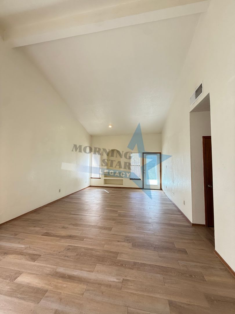 Charming 3 Bedroom Home Location Location Location – photo 2