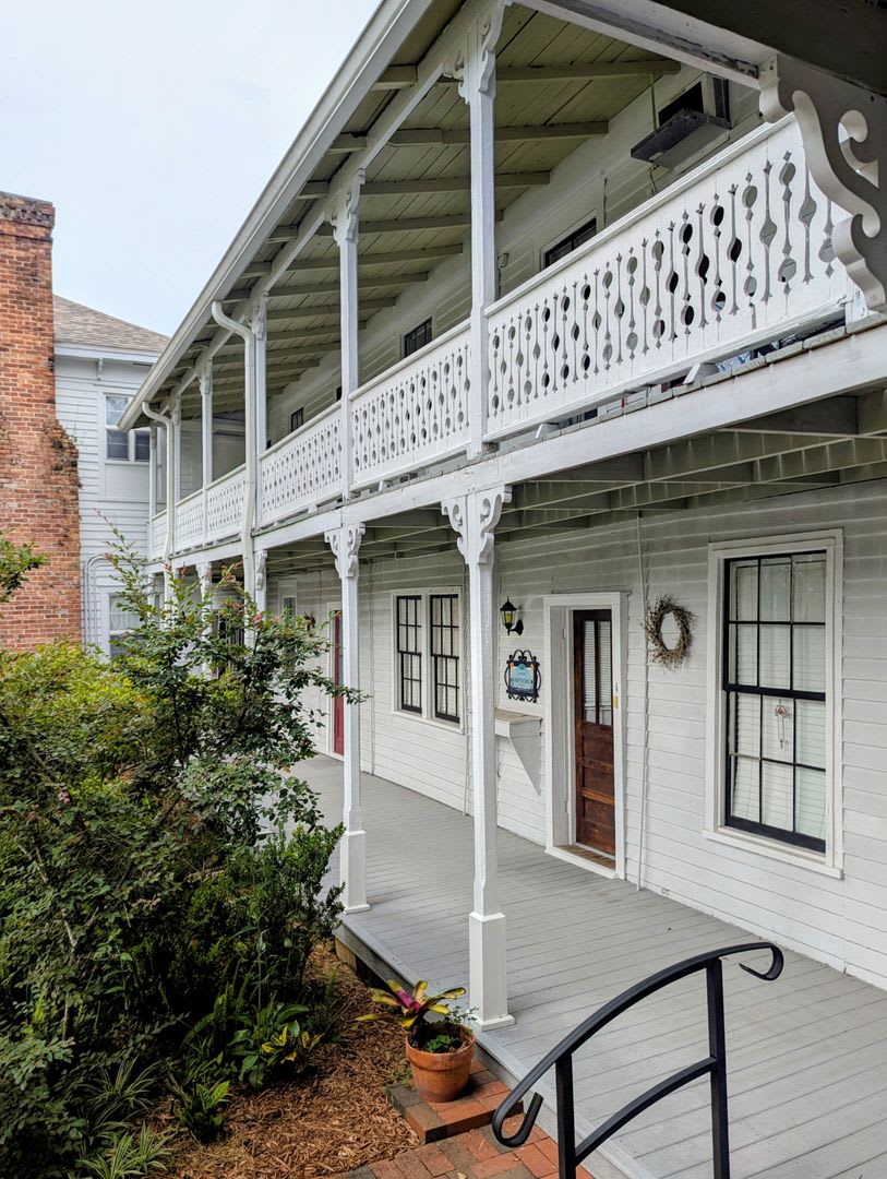 Historic 1 Bedroom/ 1 Bathroom Apartment in Downtown Hawthorne – Live in a Piece of Florida History! – photo 2