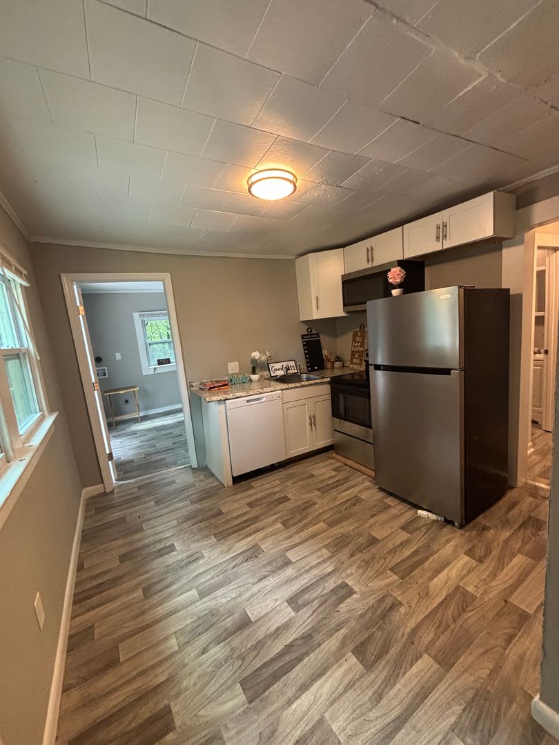 Spacious 3-Bed Home $1300 – photo 4