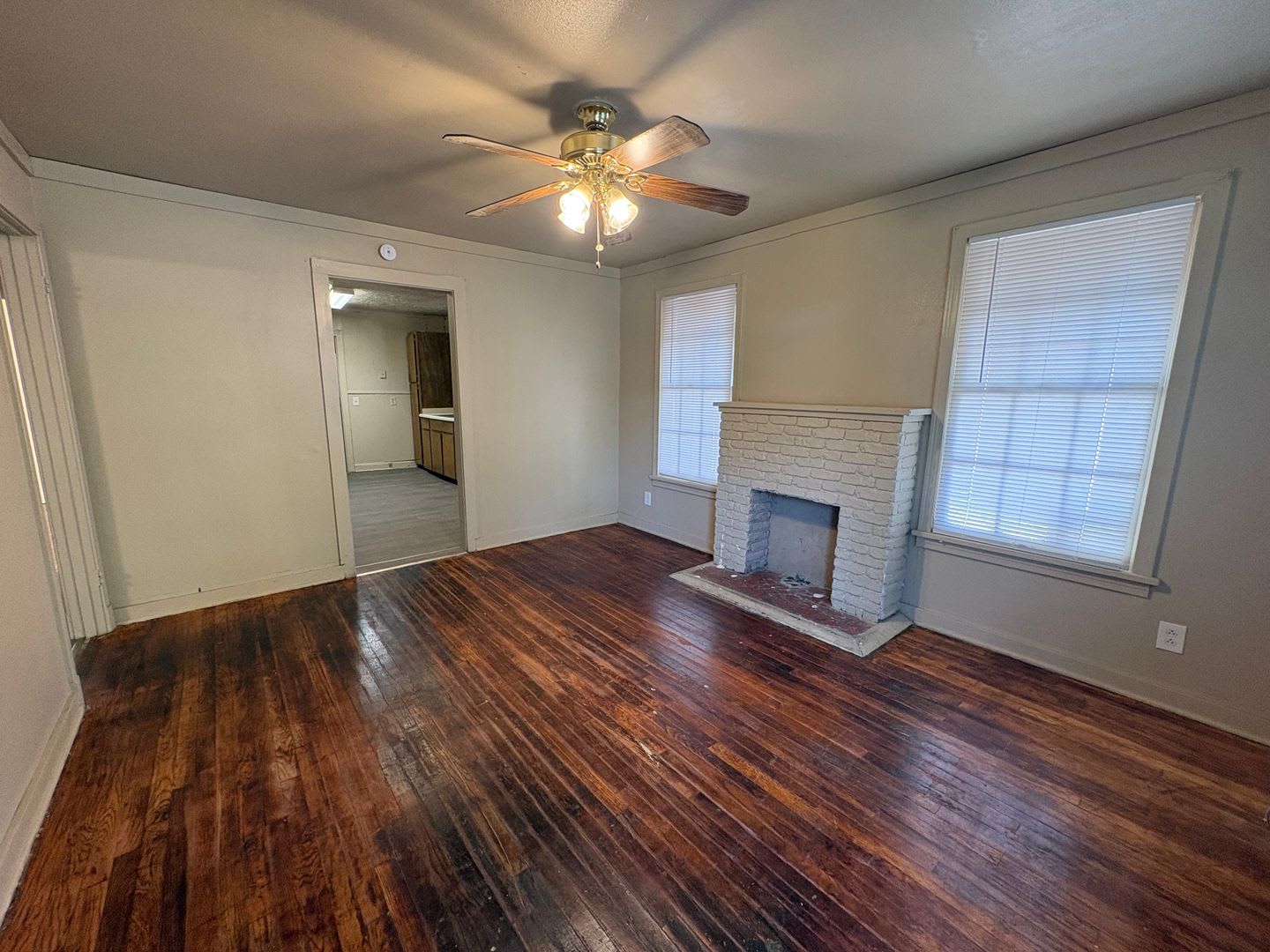 Nice 4 bedroom/1 bath house with Oven & Refrigerator! – photo 2