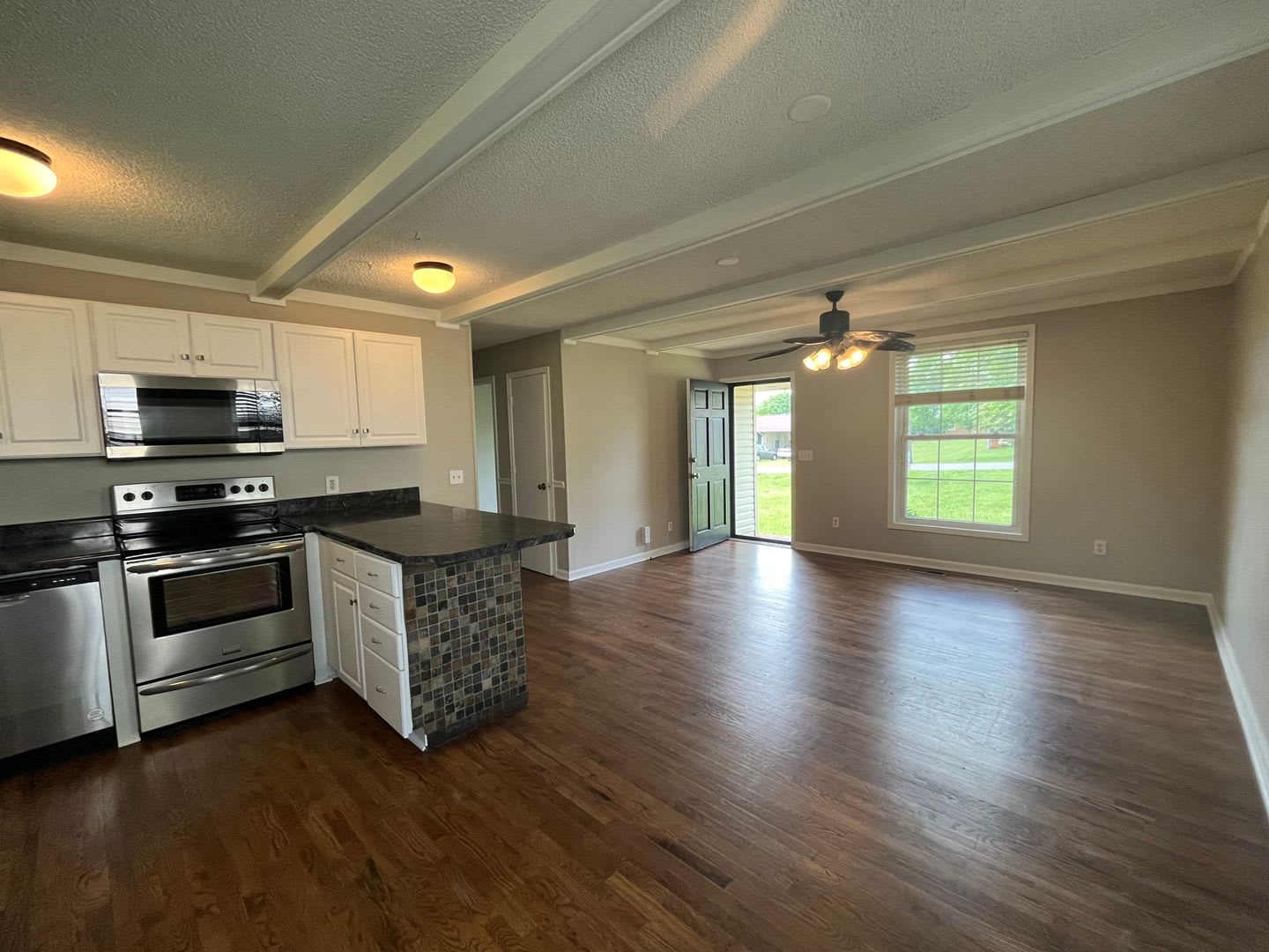 For Lease – photo 3