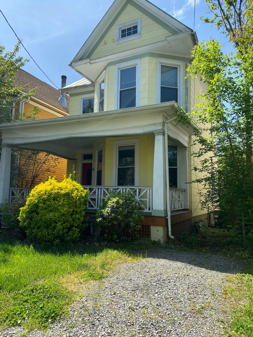 Charming 3 BR home with Garage, Convenient Location! – photo 2